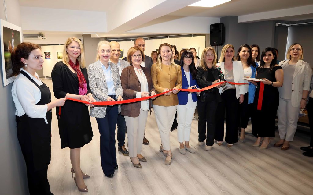 İZİKAD 2. ULUSLARARASI FOTOĞRAF YARIŞMASI SERGİSİ AÇILDI